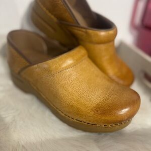 SOLD‼️Dansko Light Brown Leather Clogs